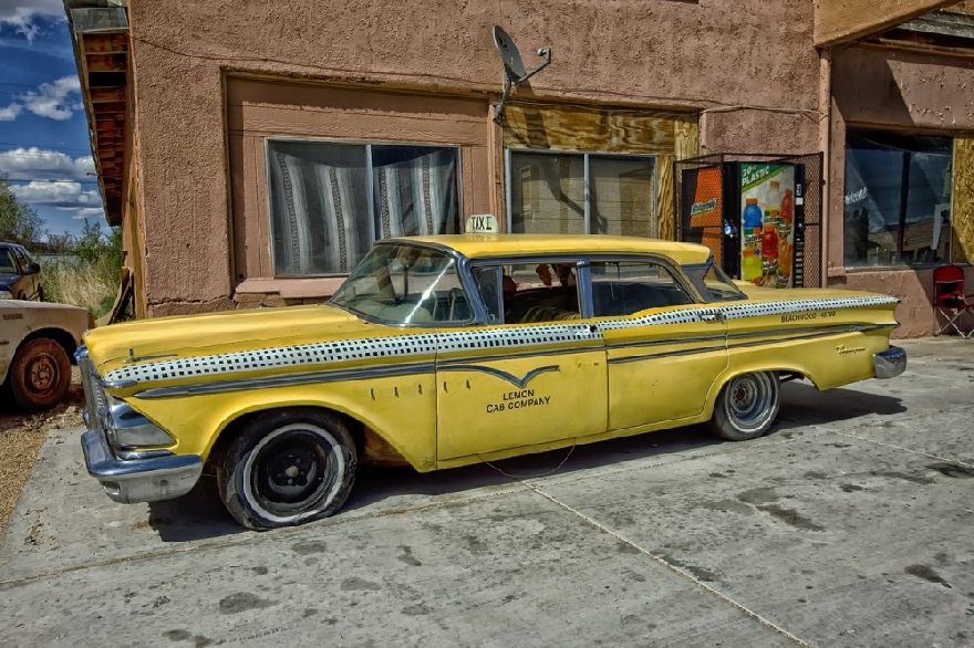 Taxi cab gelber oldtime aus Amerika symbolisiert die schnelligkeit und zuverlässigkeit vom Lieferservice des Ararat Grill in Warendorf. Leckeres türkischen Essen wie Döner oder Dürüm.
