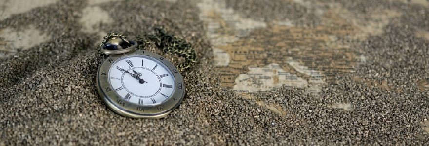 Uhr im Sand symbolisiert die Öffnungszeiten vom Ararat Grill mit leckeren türkischen sowie italienischen Lieferservice für Warendorf, Sassenberg und Umgebung.